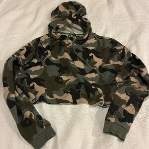 Women’s Large Cropped Camo Hoodie